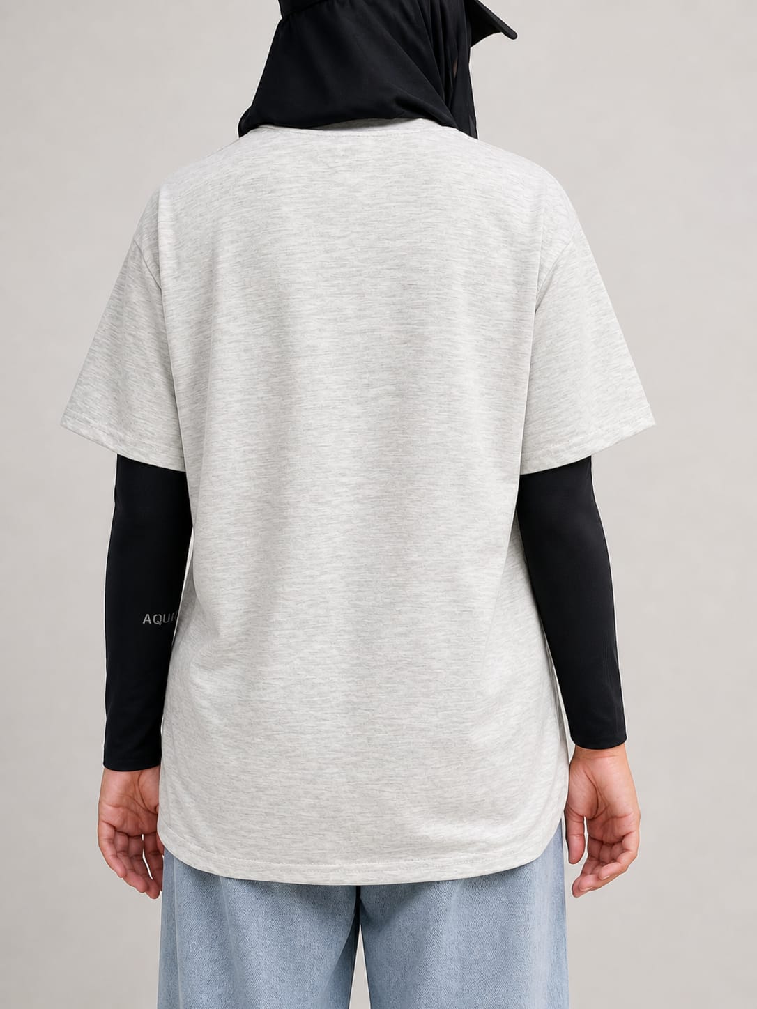Model wearing grey cotton t-shirt with a relaxed fit and modern everyday style by NUR