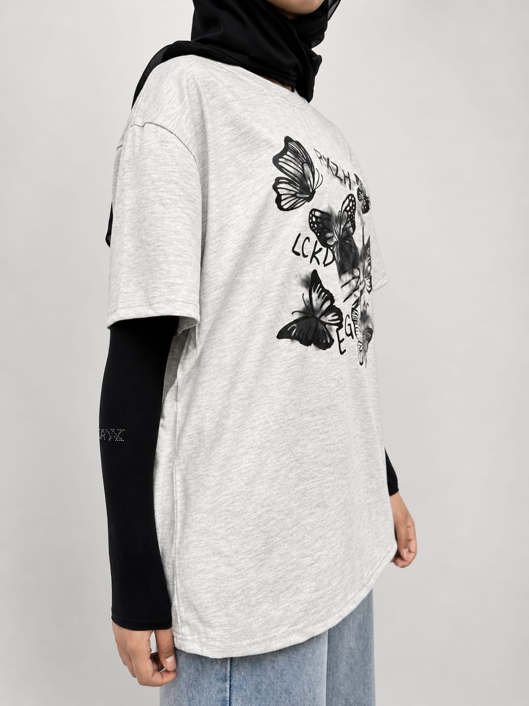Model wearing grey cotton t-shirt with a relaxed fit and modern everyday style by NUR
